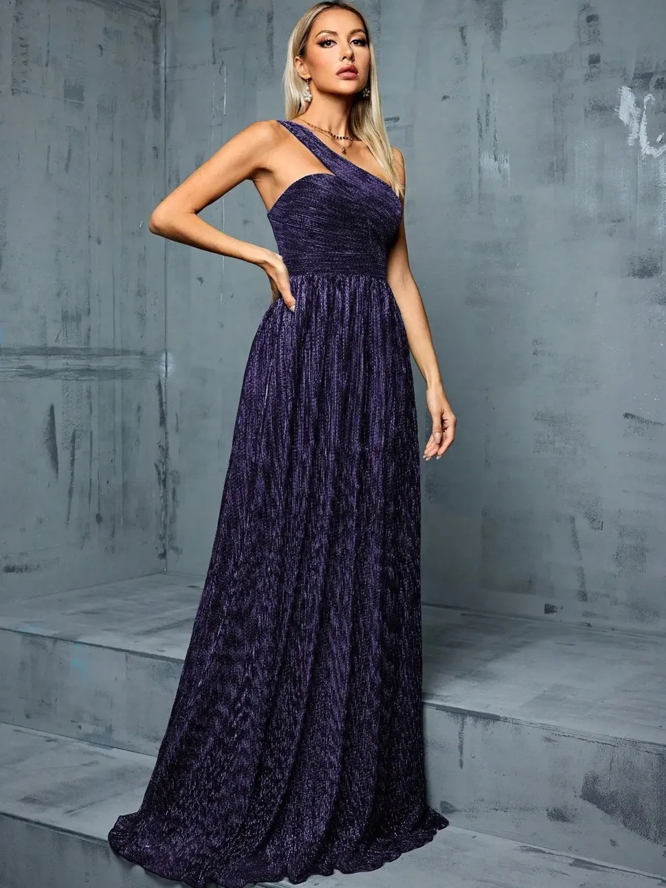 Robe de soirée longue bleue à une épaule avec fil métallique