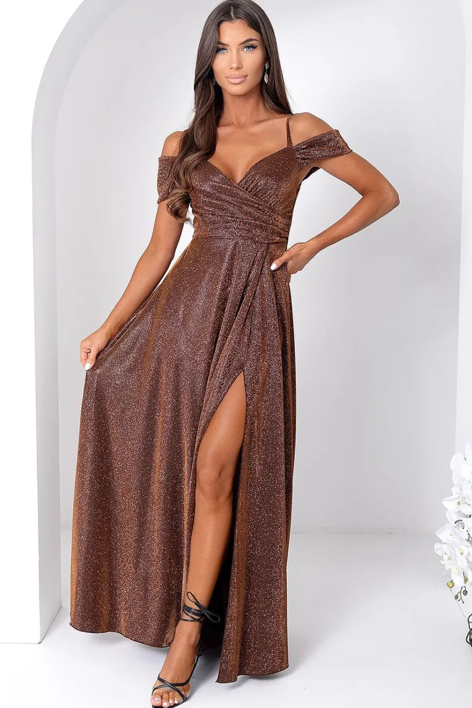 Robe de soirée longue fendue pailletée marron