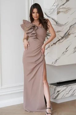 Robe de soirée longue haut asymétrique avec des plumes décoratives