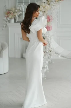 Robe de soirée longue haut asymétrique avec des plumes décoratives