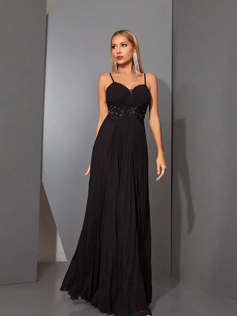 Robe de soirée longue noire avec appliqués