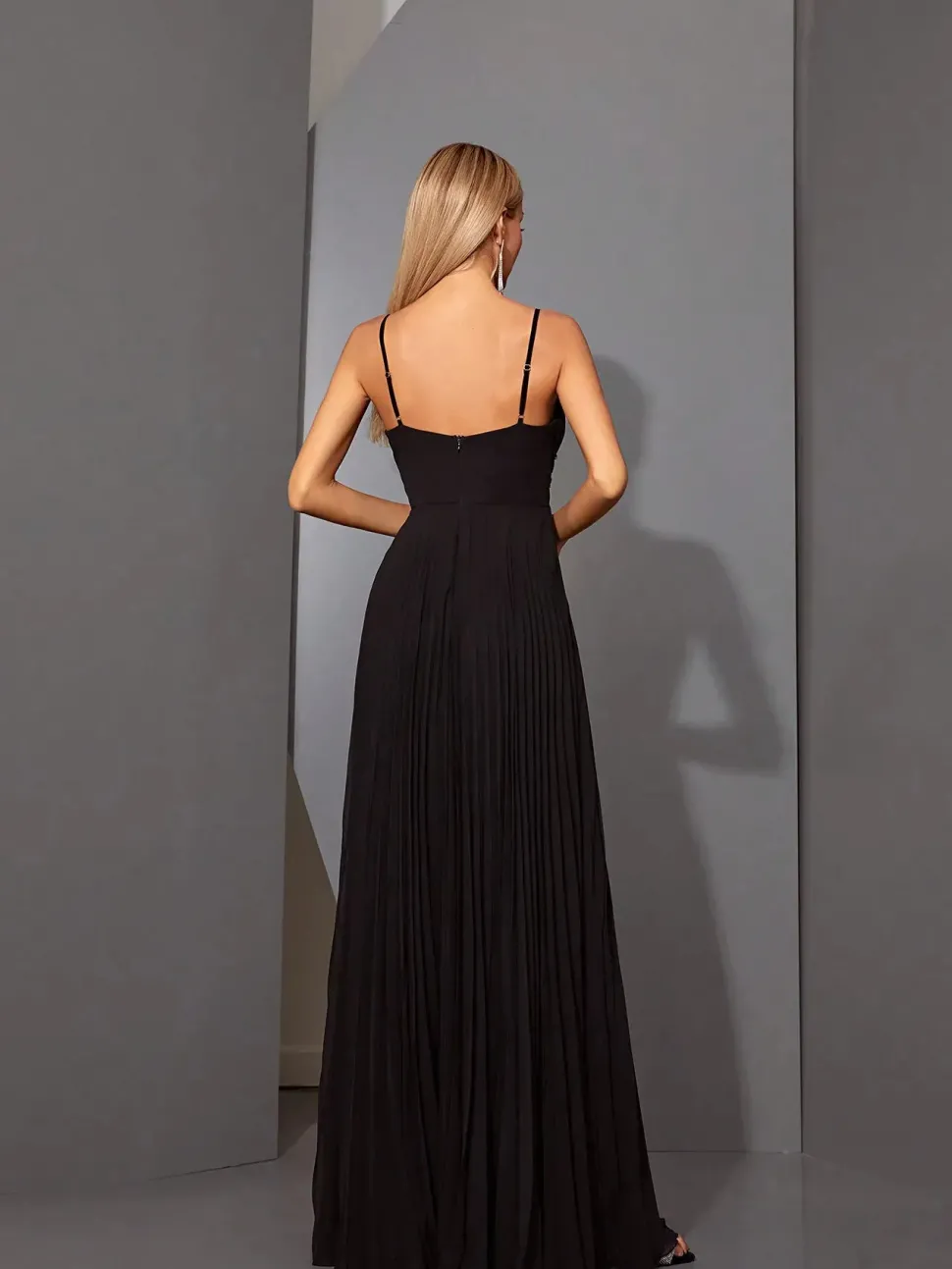 Robe de soirée longue noire avec appliqués