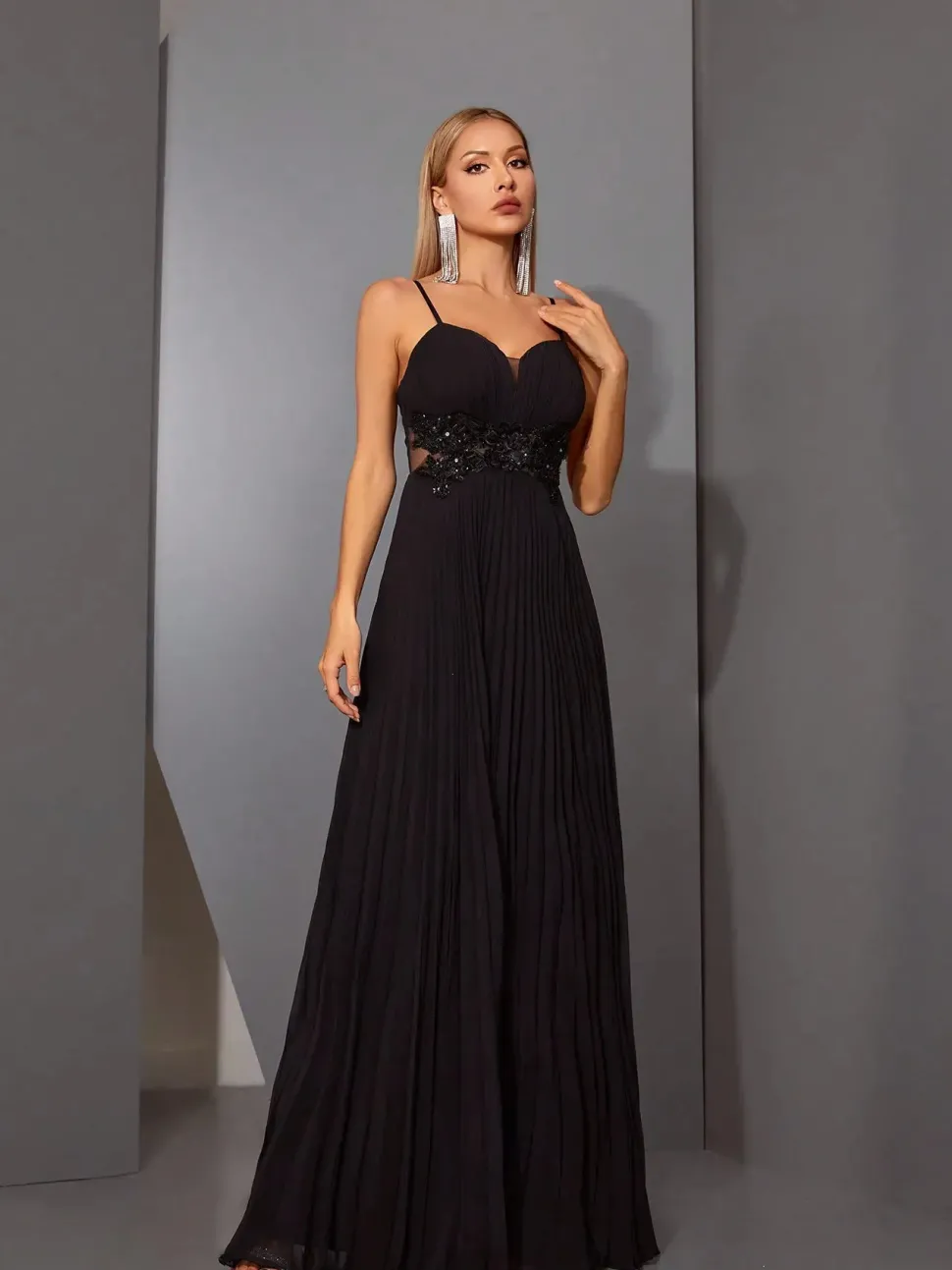 Robe de soirée longue noire avec appliqués