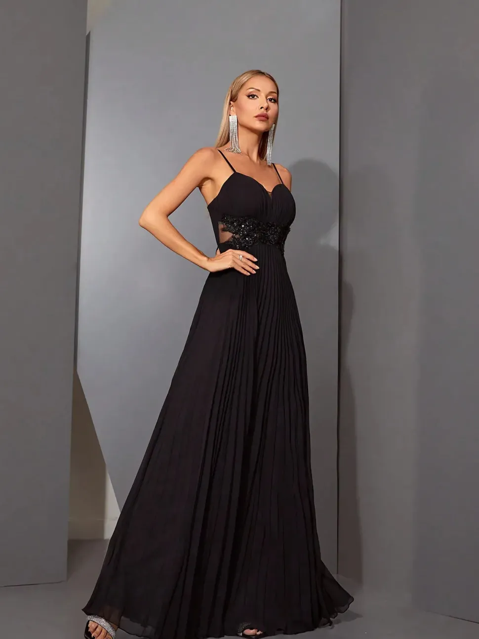 Robe de soirée longue noire avec appliqués