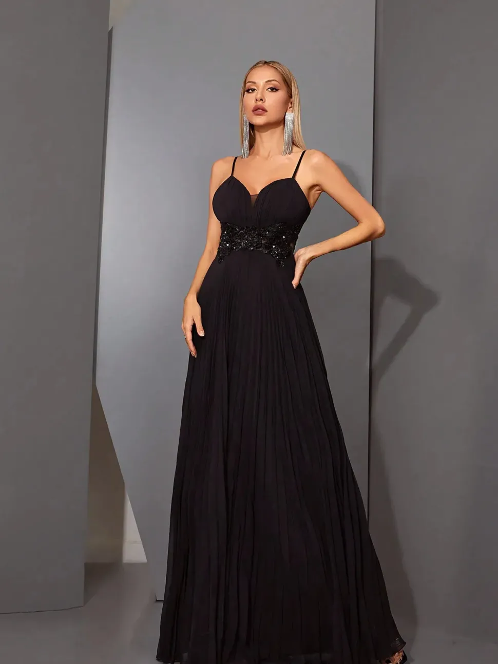 Robe de soirée longue noire avec appliqués