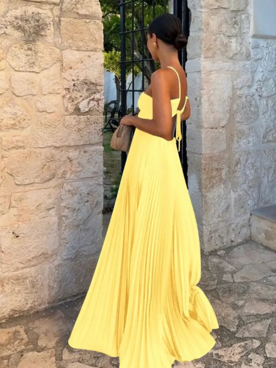 Robe de soirée longue plissée dos nu