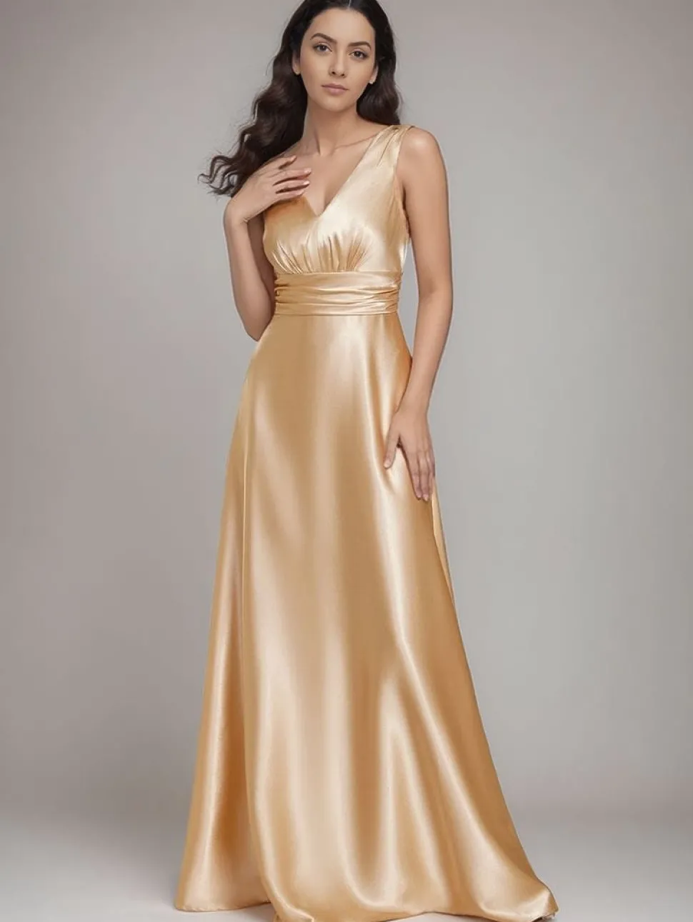 Robe de soirée longue satinée couleur champagne