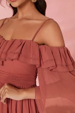 Robe de soirée longue terracotta avec col à volants manches longues