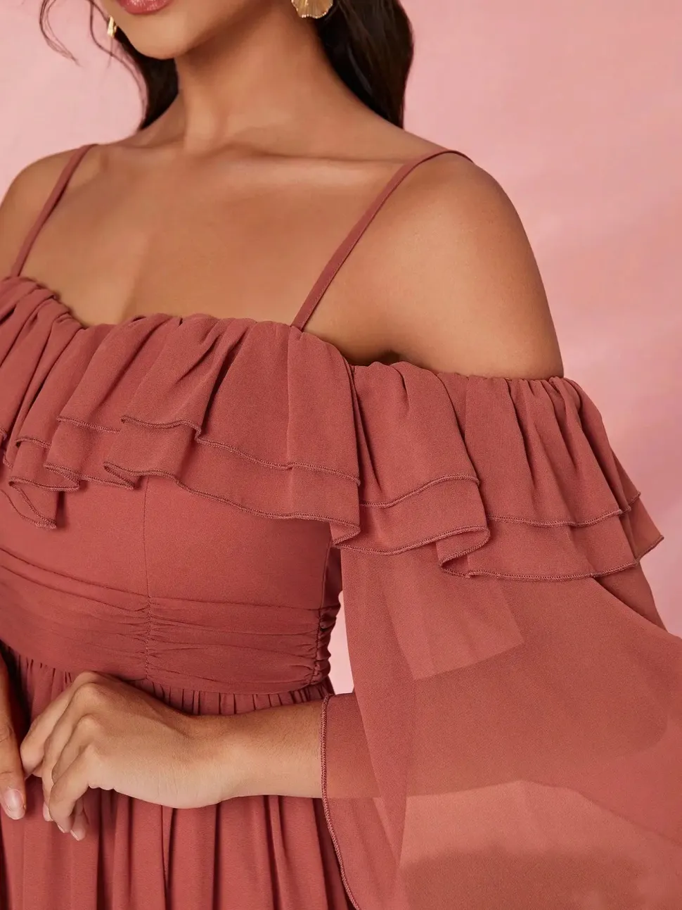 Robe de soirée longue terracotta avec col à volants manches longues