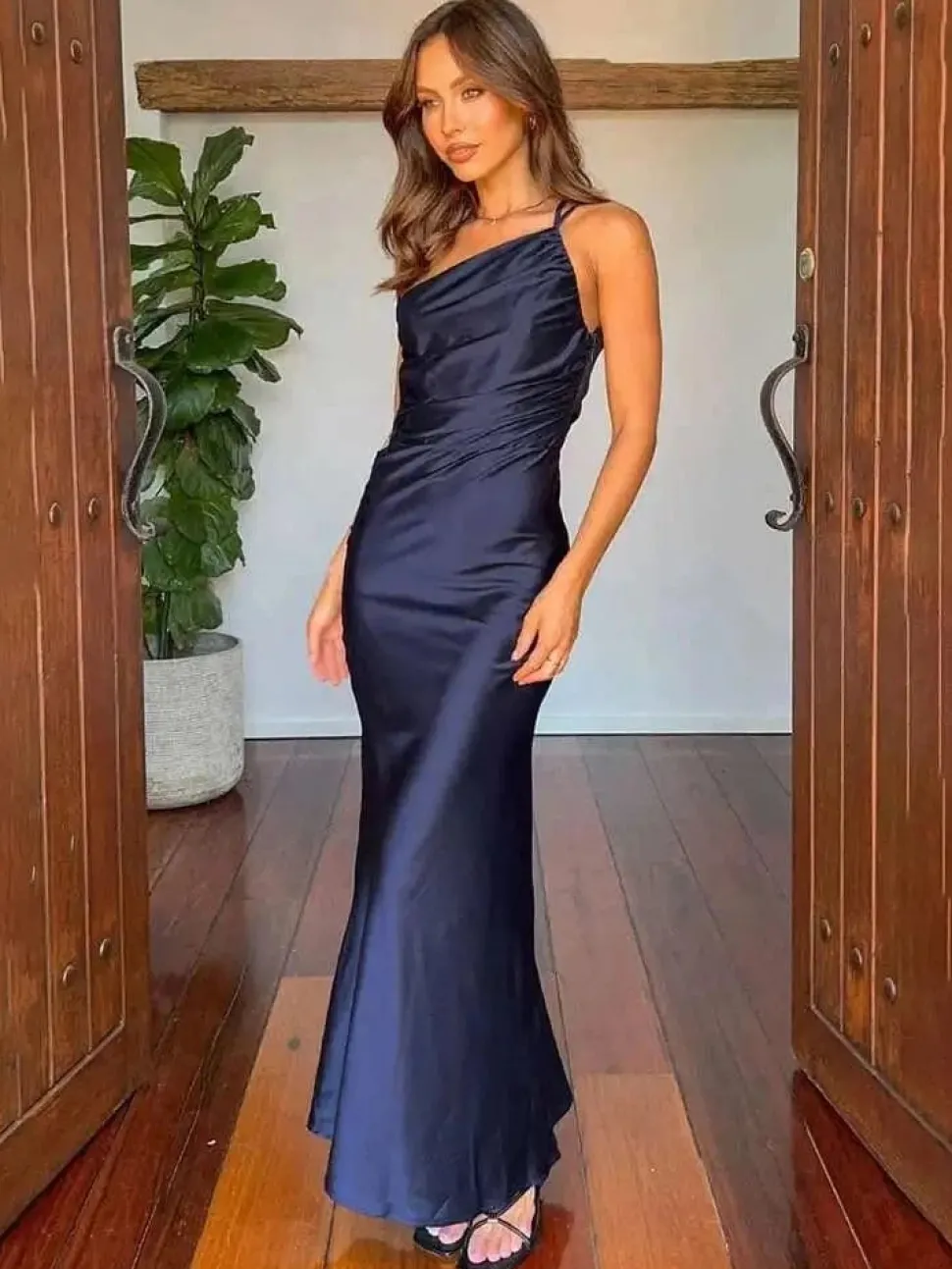 Robe de soirée longue une épaule dos nu