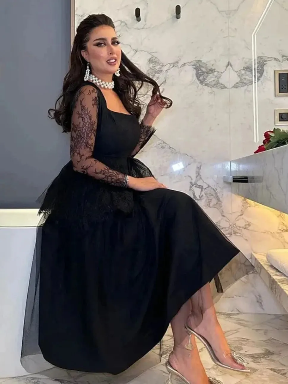 Robe de soirée noire chic midi manches en dentelle