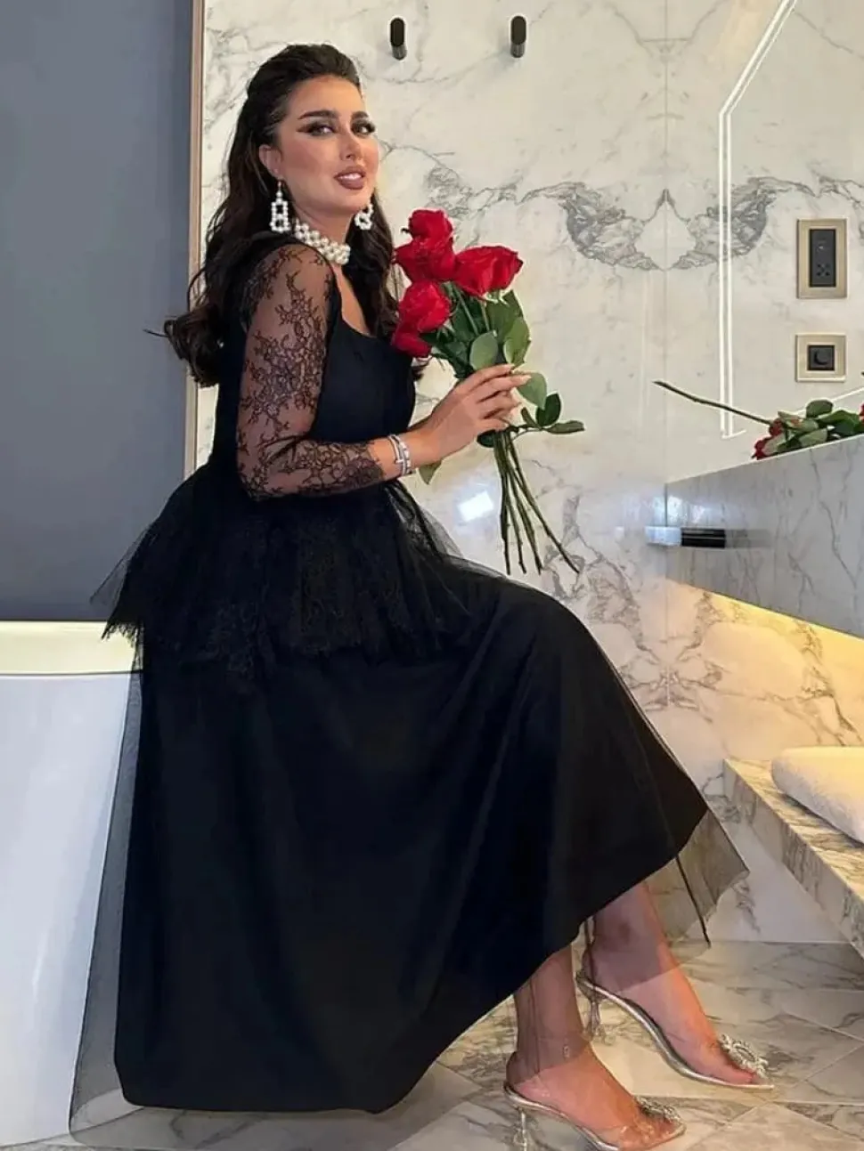 Robe de soirée noire chic midi manches en dentelle