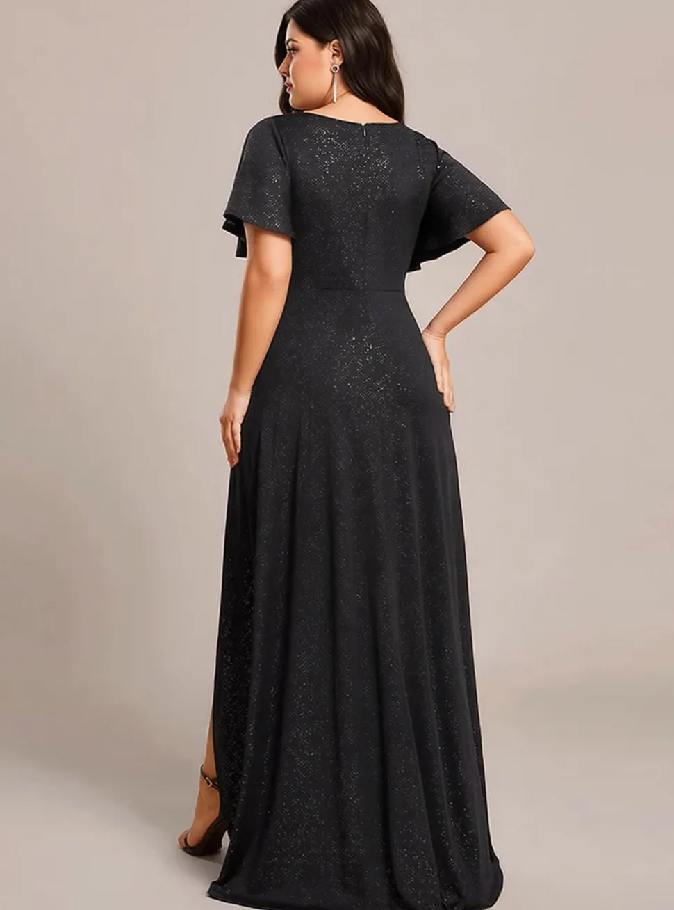 Robe de soirée noire à fente asymétrique et manches à volants