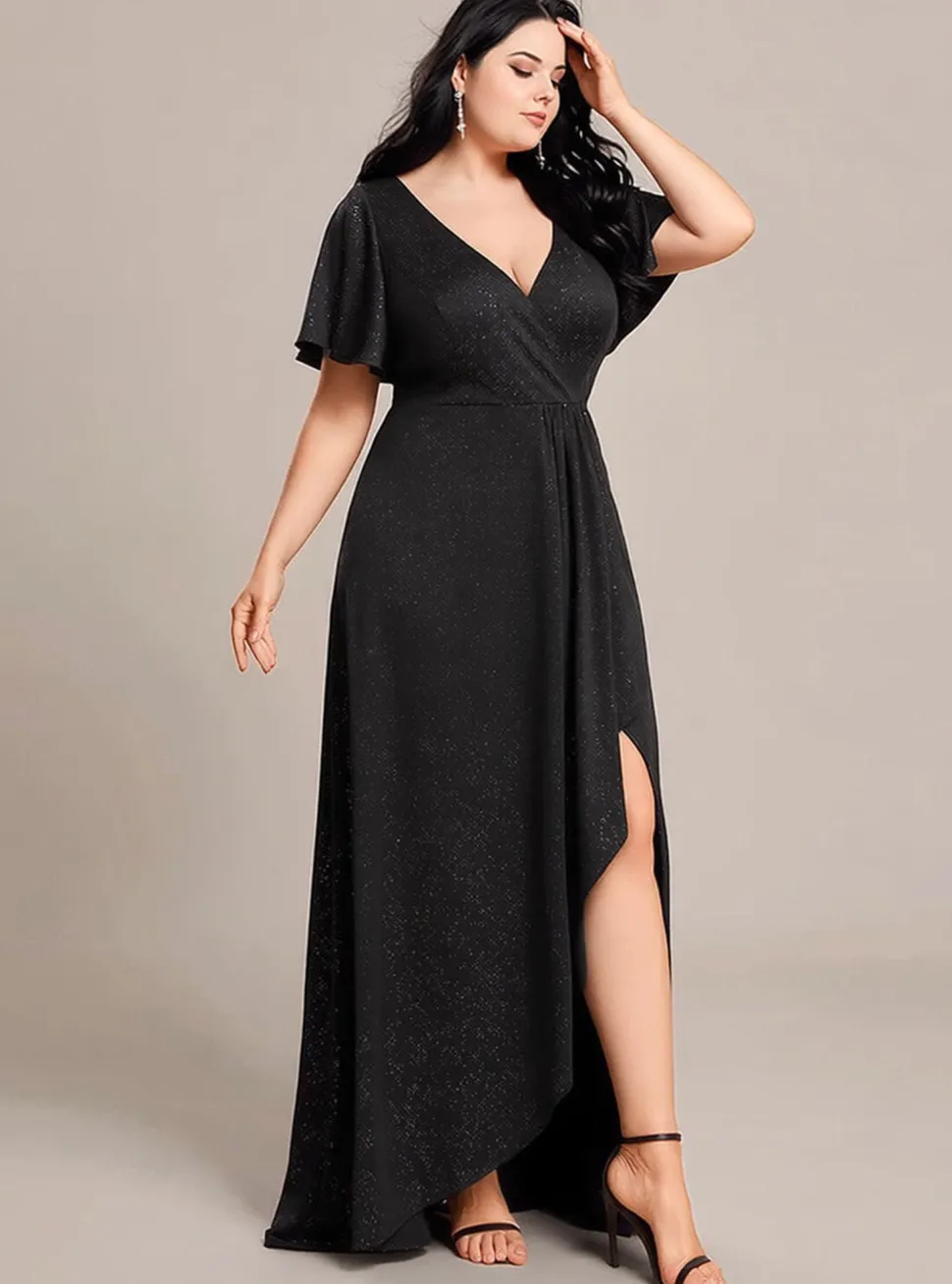 Robe de soirée noire à fente asymétrique et manches à volants