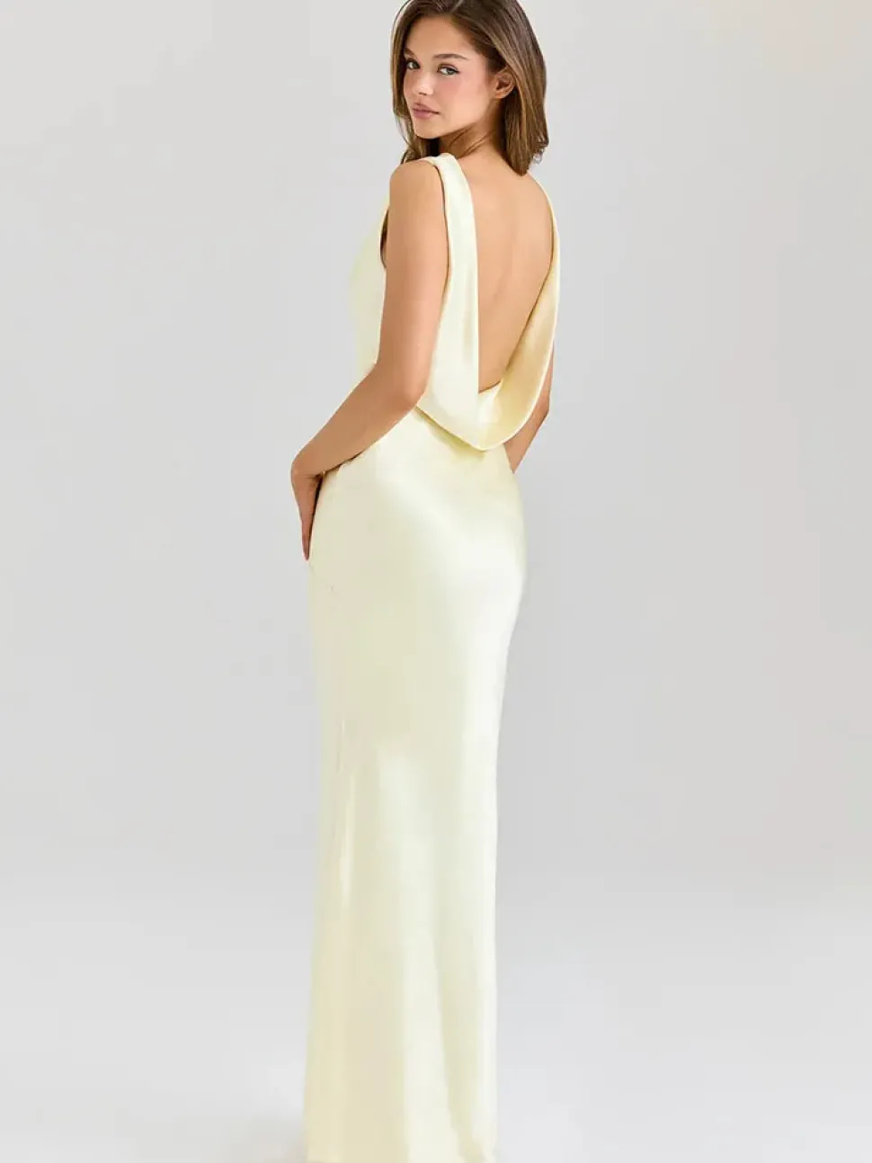 Robe dos nu longue drapée en satin col bénitier sans manches