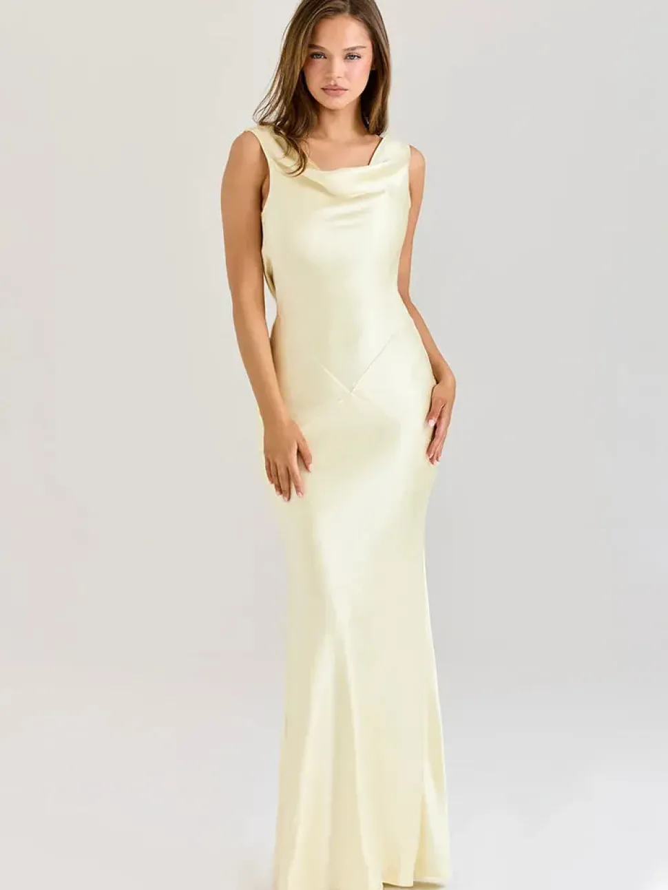 Robe dos nu longue drapée en satin col bénitier sans manches