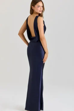 Robe dos nu longue drapée en satin col bénitier sans manches