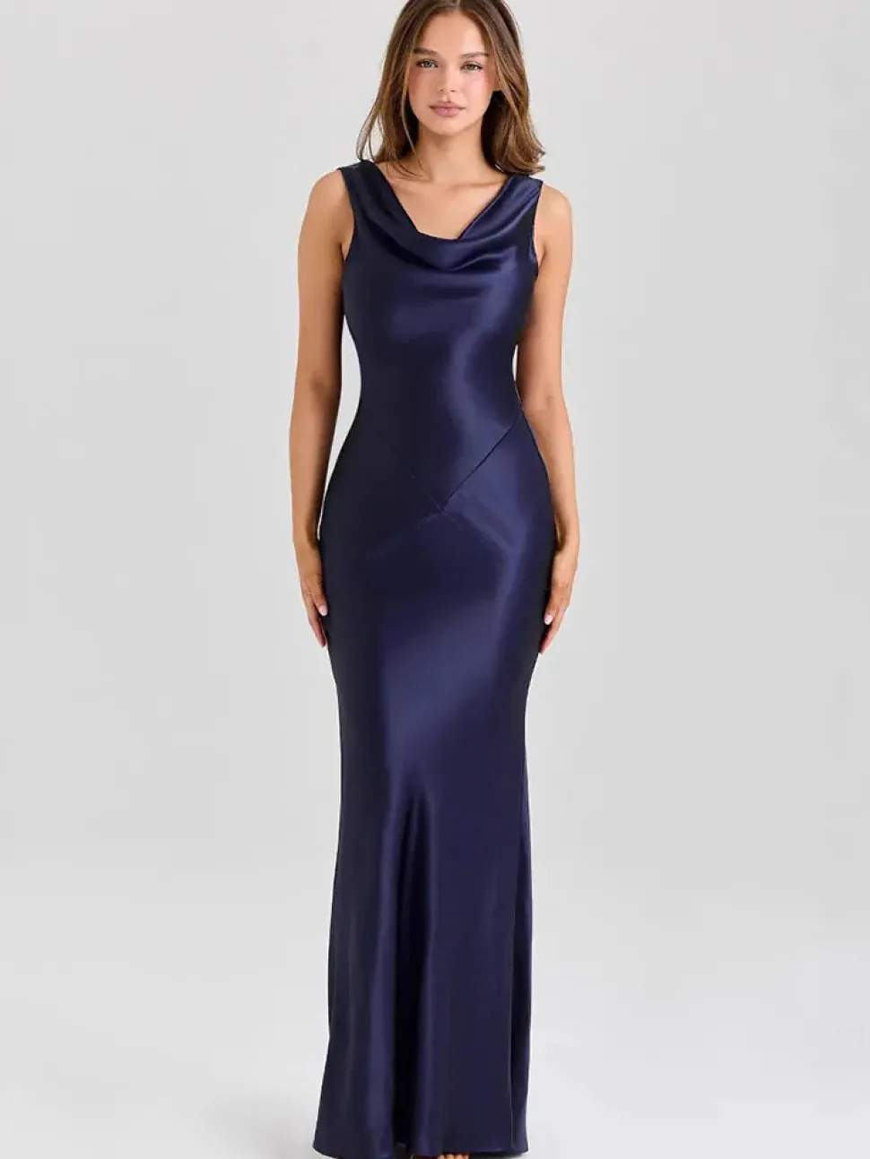 Robe dos nu longue drapée en satin col bénitier sans manches