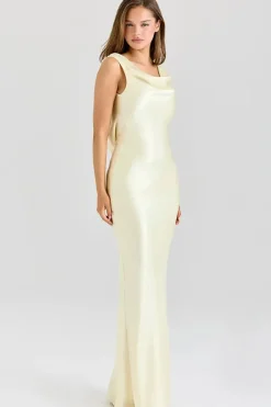 Robe dos nu longue drapée en satin col bénitier sans manches