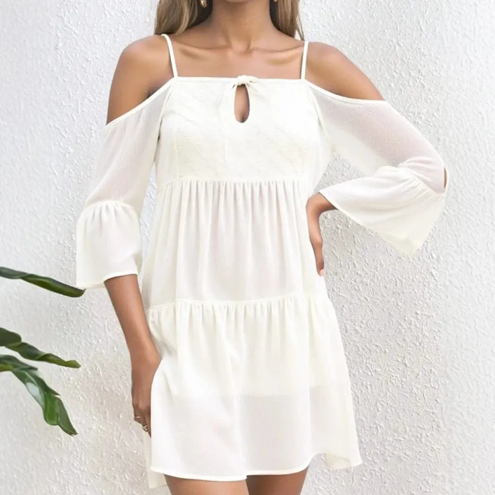Robe d'été blanche courte épaules tombantes