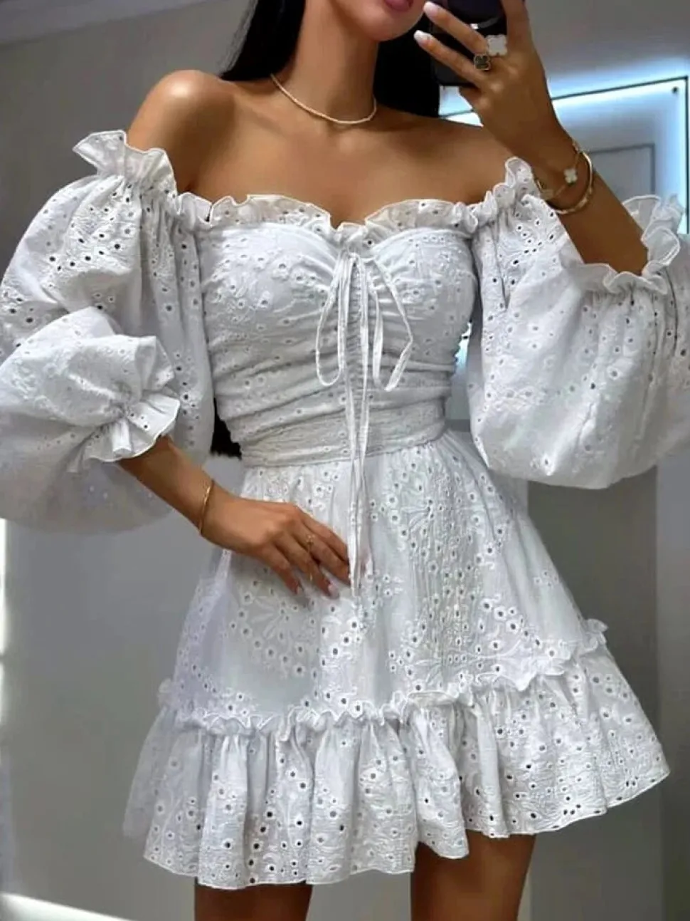 Robe d'été blanche épaules dénudées à volants