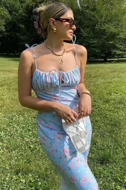 Robe d'été bleue à fleurs moulante longue