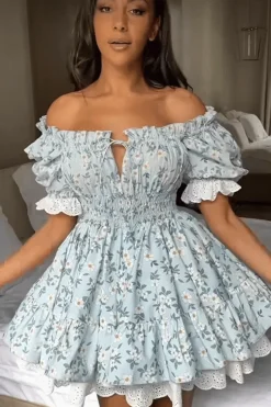 Robe d'été bohème bleue courte à volants et fleurs
