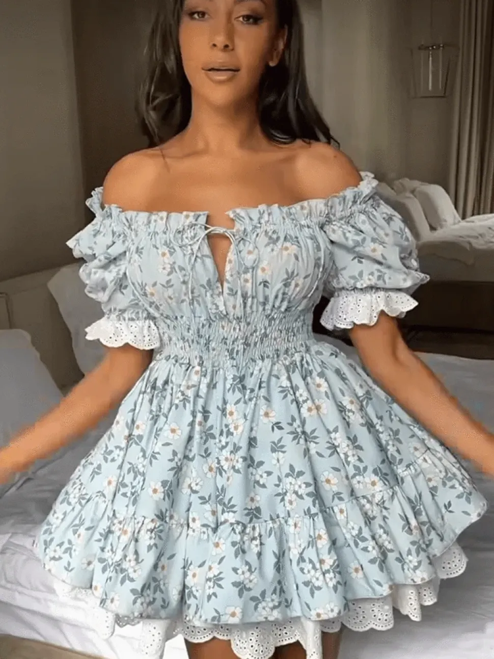 Robe d'été bohème bleue courte à volants et fleurs