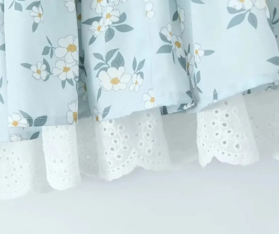 Robe d'été bohème bleue courte à volants et fleurs
