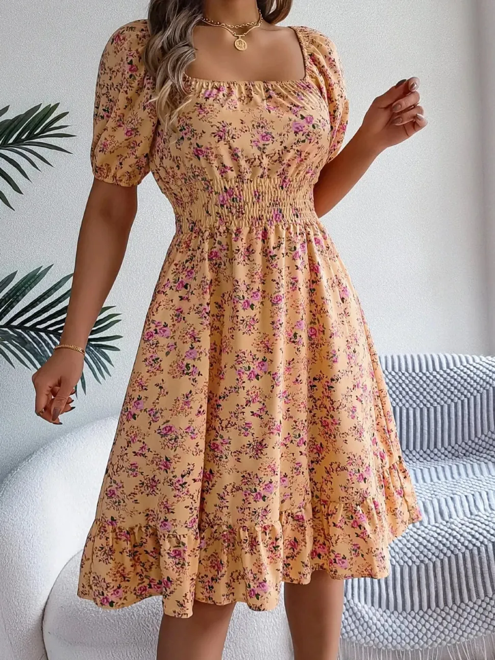 Robe d'été fleurie manches courtes col carré