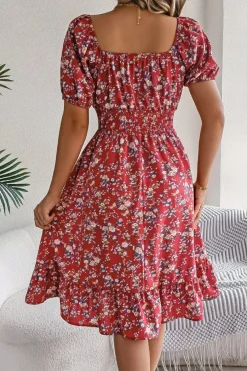 Robe d'été fleurie manches courtes col carré