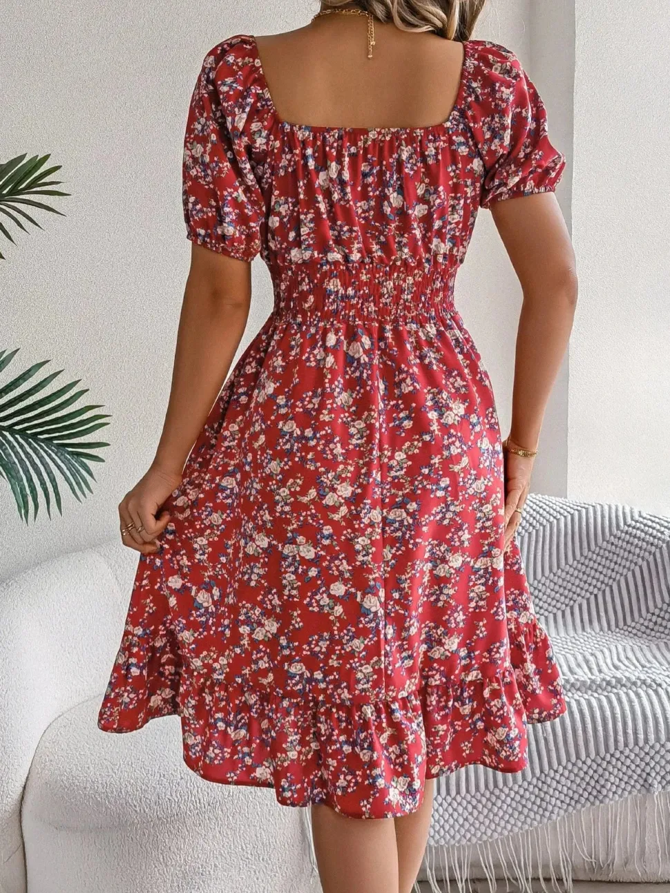 Robe d'été fleurie manches courtes col carré