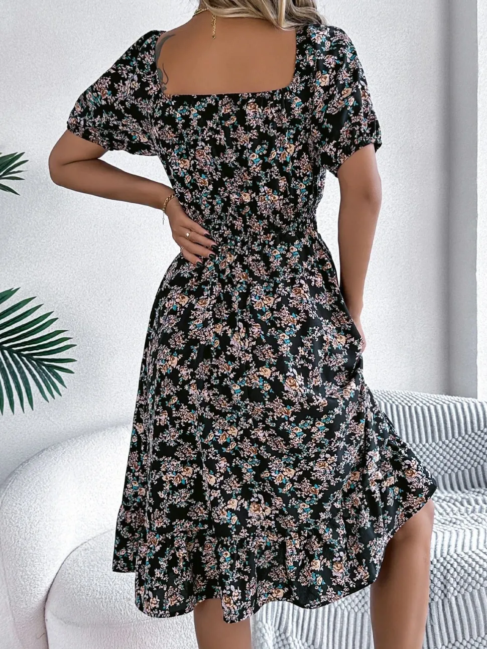 Robe d'été fleurie manches courtes col carré
