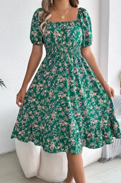 Robe d'été fleurie manches courtes col carré