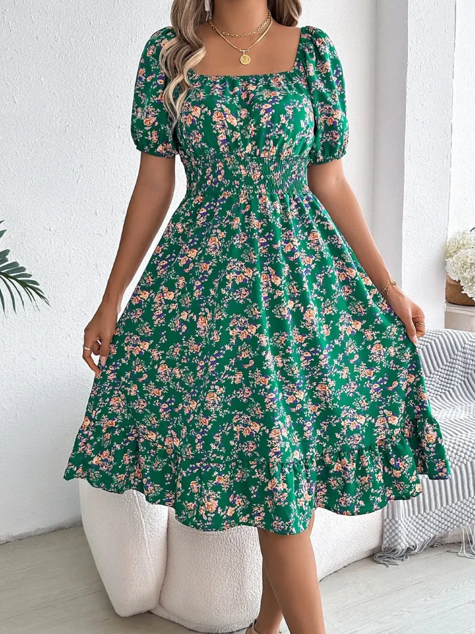 Robe d'été fleurie manches courtes col carré