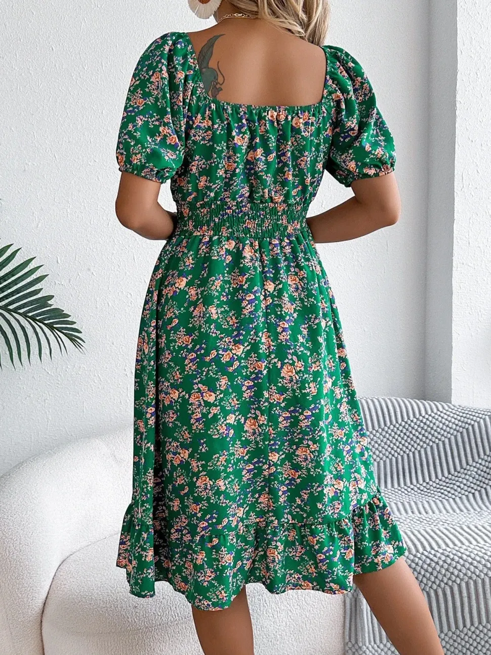Robe d'été fleurie manches courtes col carré