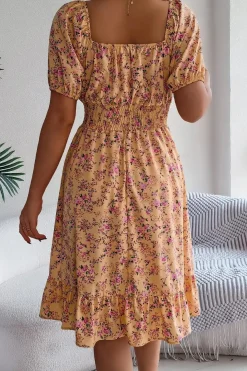 Robe d'été fleurie manches courtes col carré