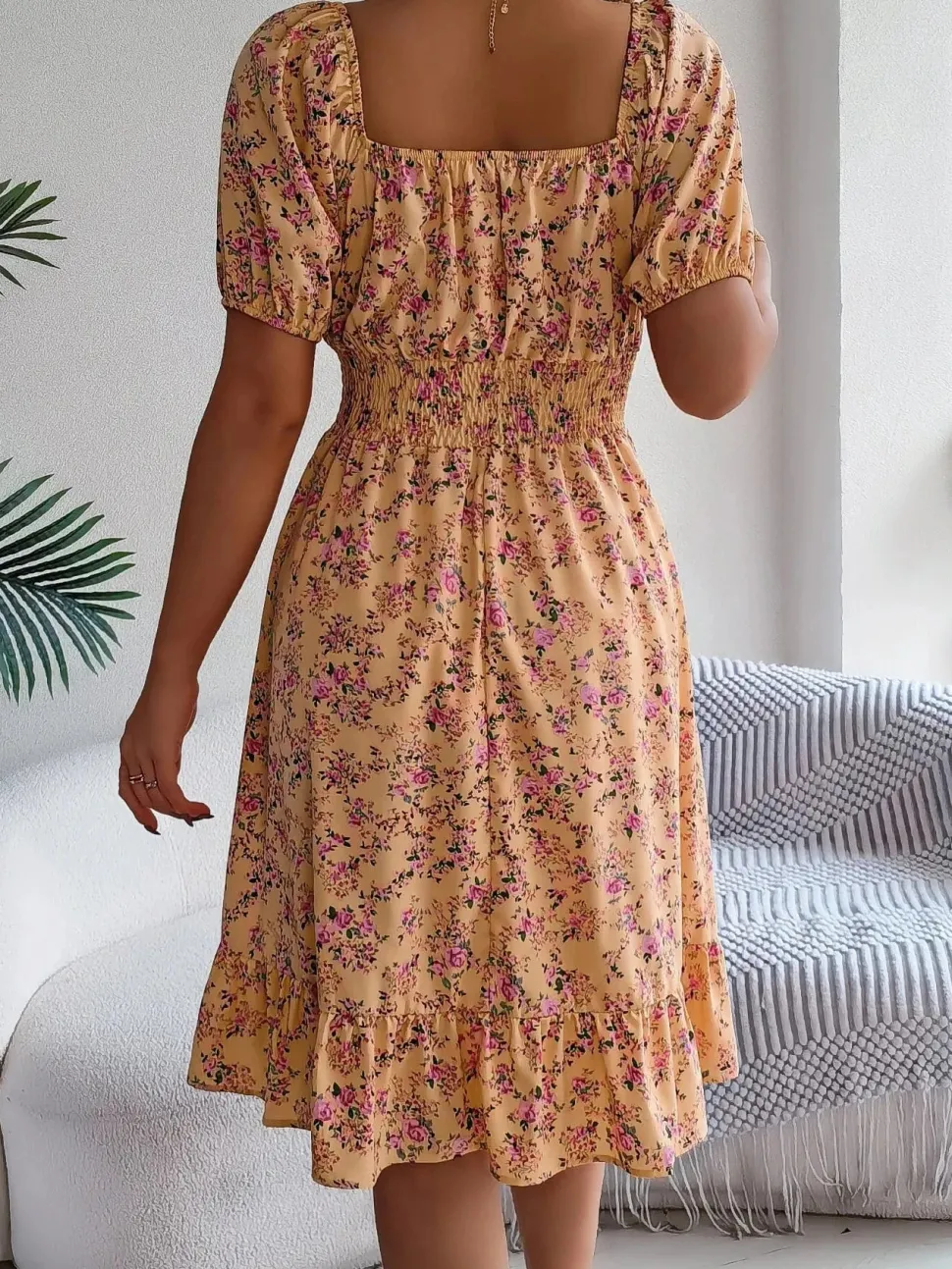 Robe d'été fleurie manches courtes col carré