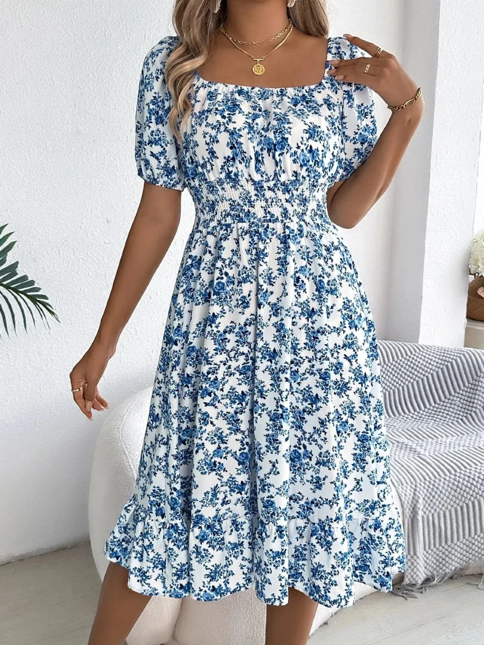 Robe d'été fleurie manches courtes col carré