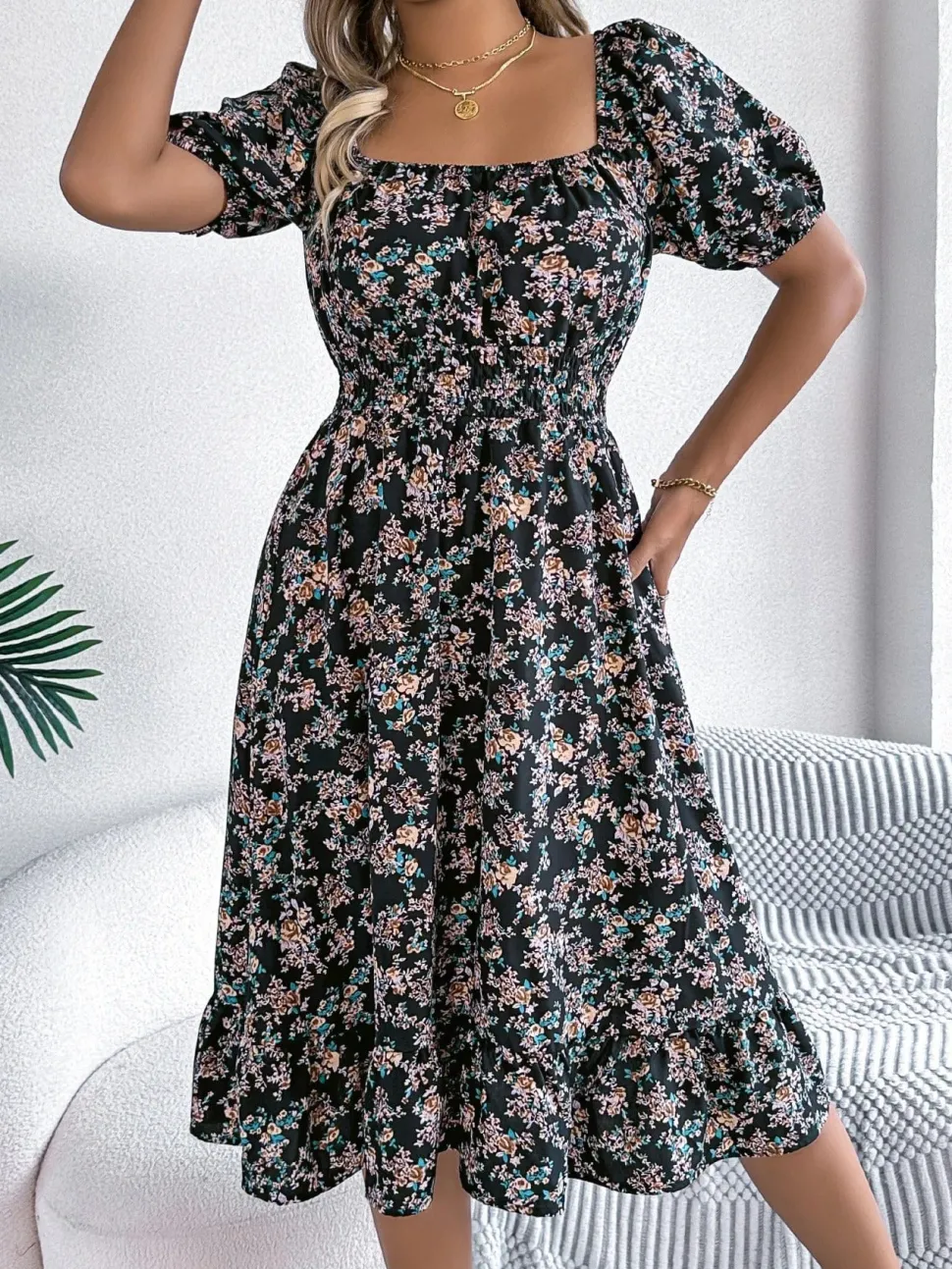 Robe d'été fleurie manches courtes col carré