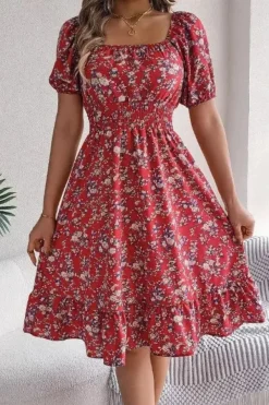 Robe d'été fleurie manches courtes col carré