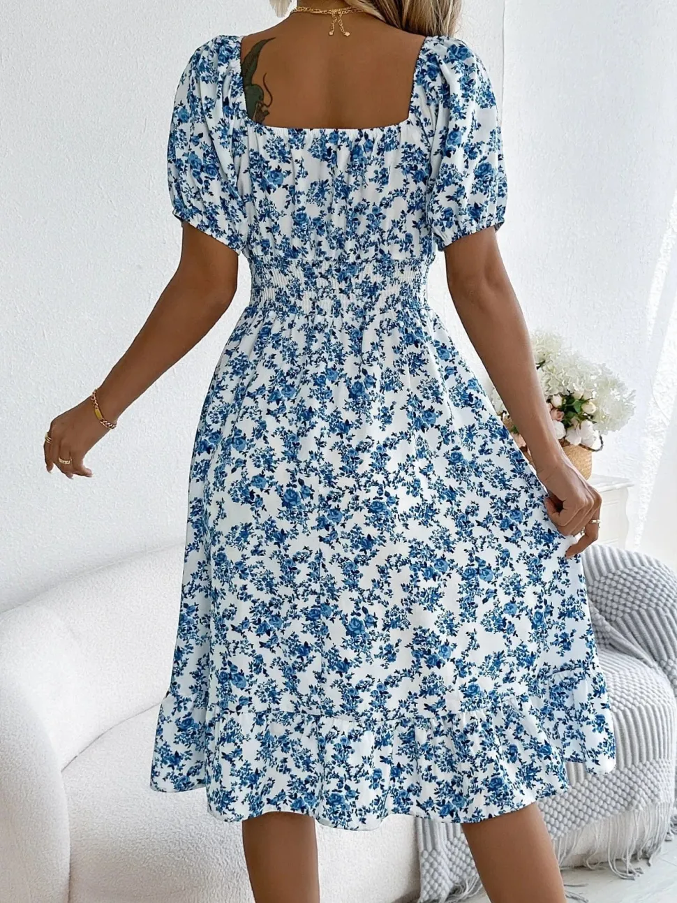 Robe d'été fleurie manches courtes col carré