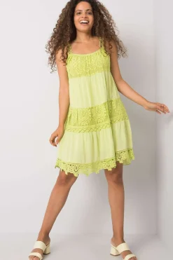 Robe d'été jaune courte avec éléments en dentelle