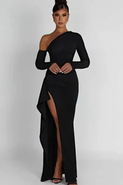 Robe fendue avec épaule dénudée