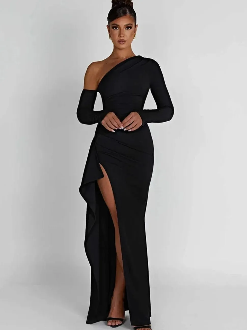 Robe fendue avec épaule dénudée