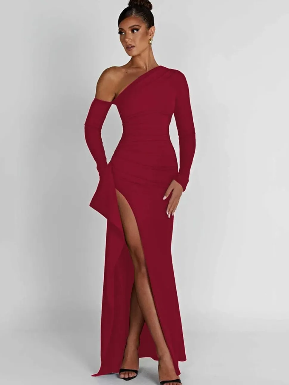 Robe fendue avec épaule dénudée
