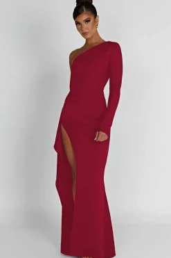 Robe fendue avec épaule dénudée