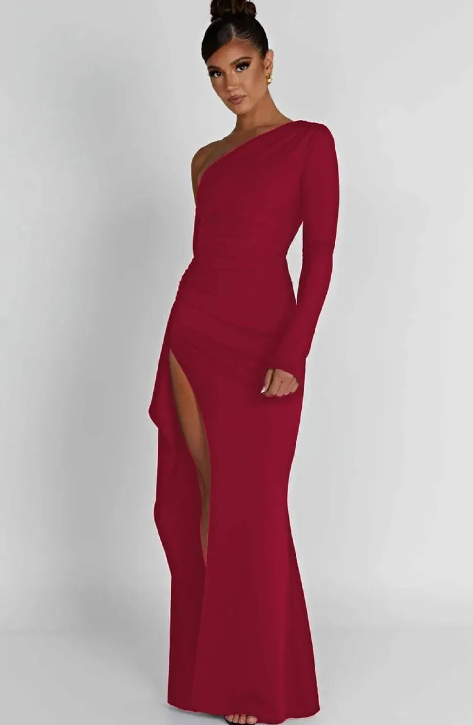 Robe fendue avec épaule dénudée
