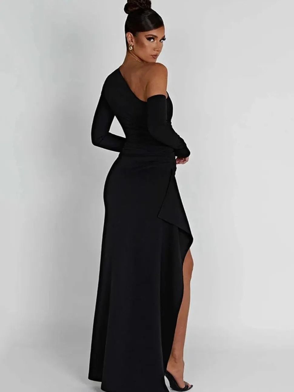 Robe fendue avec épaule dénudée