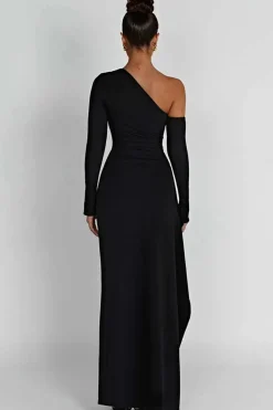 Robe fendue avec épaule dénudée